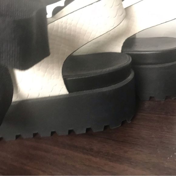 Urban Outfitters Platform Lace Up Snake Sandal - Picture 4 of 7